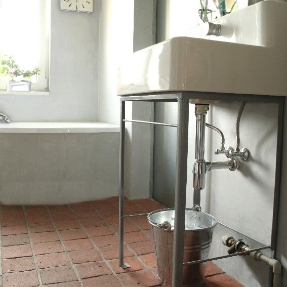 KR1. bathroom with traditional red terracotta tiles